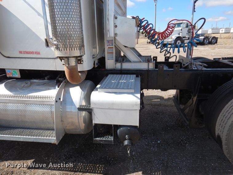 image for item DJ0806 2001 Peterbilt 378  semi truck