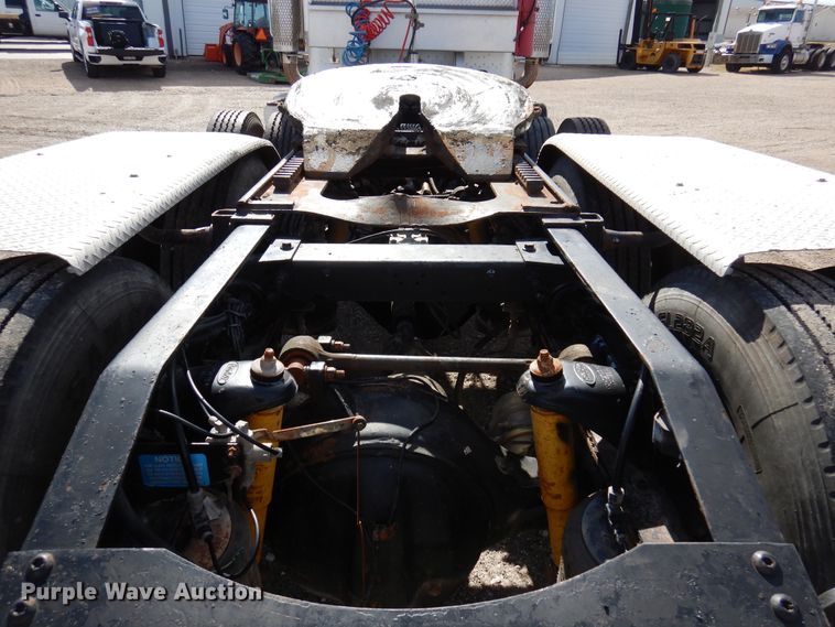 image for item DJ0806 2001 Peterbilt 378  semi truck