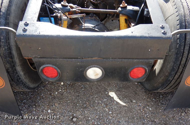 image for item DJ0806 2001 Peterbilt 378  semi truck