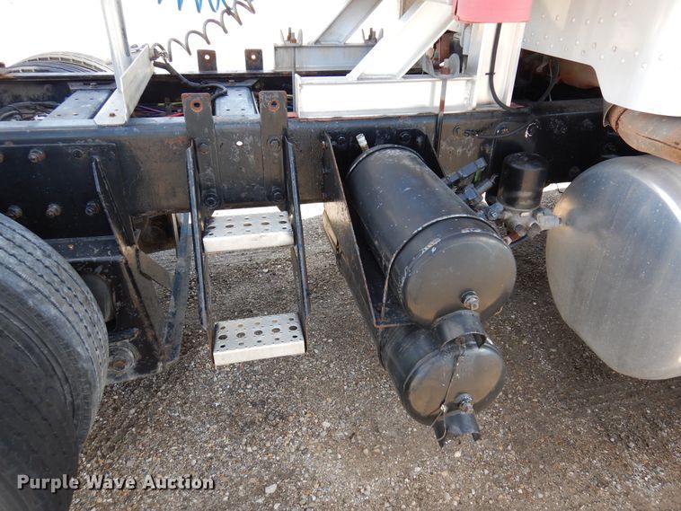 image for item DJ0806 2001 Peterbilt 378  semi truck