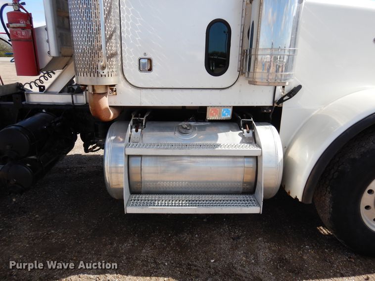 image for item DJ0806 2001 Peterbilt 378  semi truck