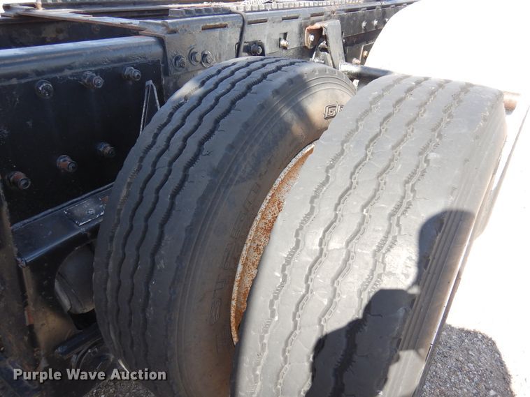 image for item DJ0806 2001 Peterbilt 378  semi truck