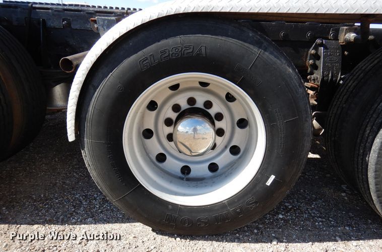 image for item DJ0806 2001 Peterbilt 378  semi truck