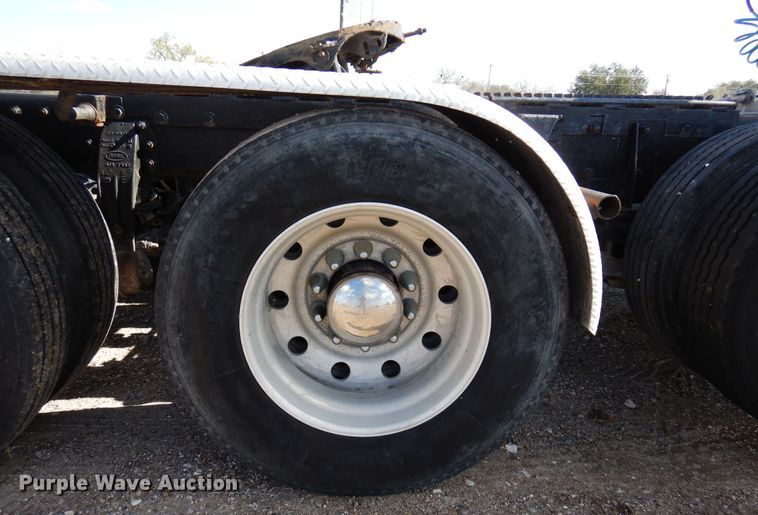 image for item DJ0806 2001 Peterbilt 378  semi truck