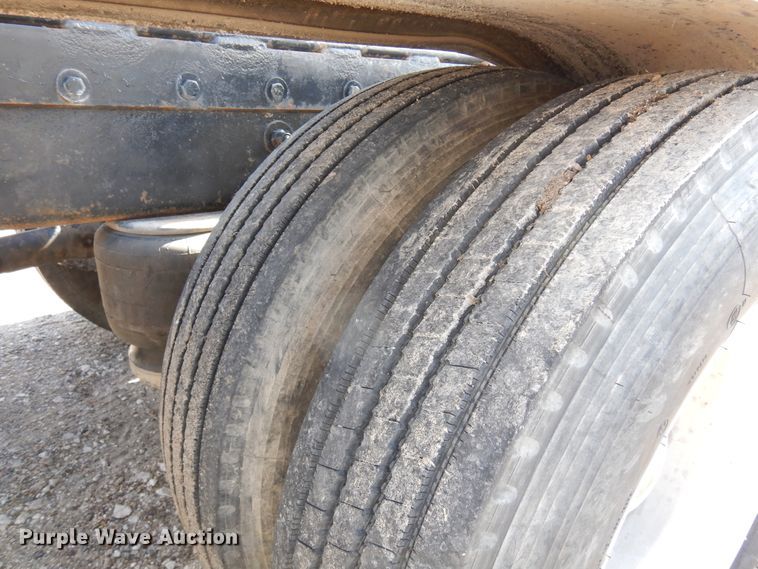 image for item DJ0806 2001 Peterbilt 378  semi truck