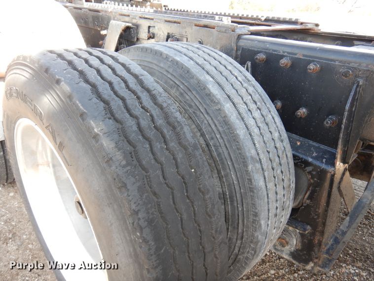 image for item DJ0806 2001 Peterbilt 378  semi truck