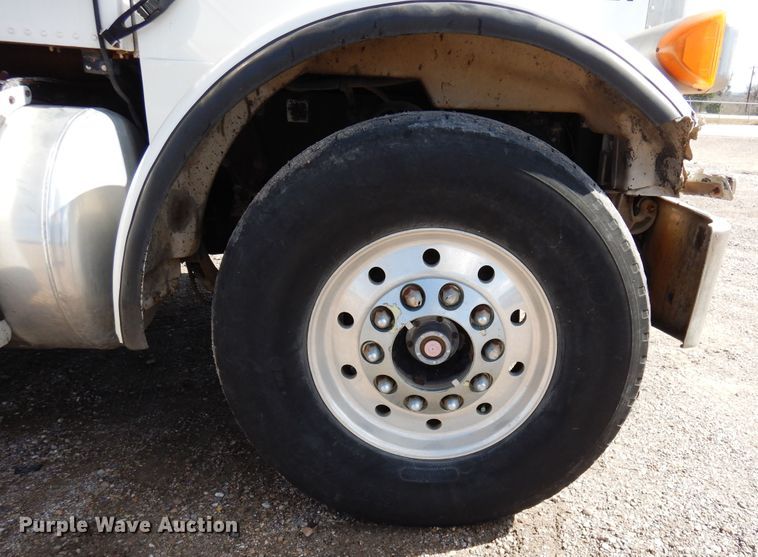 image for item DJ0806 2001 Peterbilt 378  semi truck