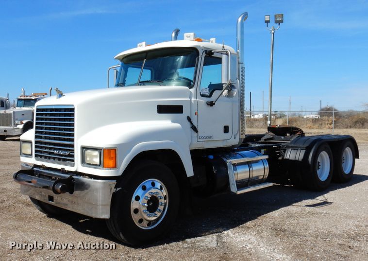 image for item DJ0807 2013 Mack CHU613  semi truck