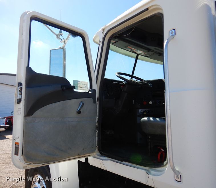 image for item DJ0807 2013 Mack CHU613  semi truck