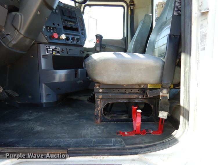 image for item DJ0807 2013 Mack CHU613  semi truck