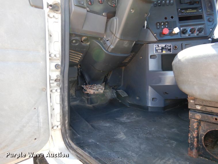 image for item DJ0807 2013 Mack CHU613  semi truck