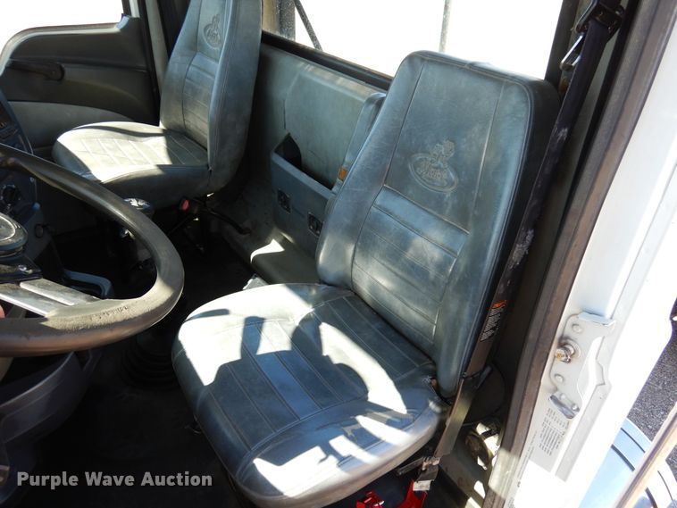 image for item DJ0807 2013 Mack CHU613  semi truck