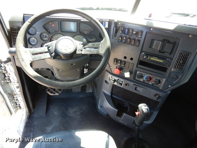 image for item DJ0807 2013 Mack CHU613  semi truck