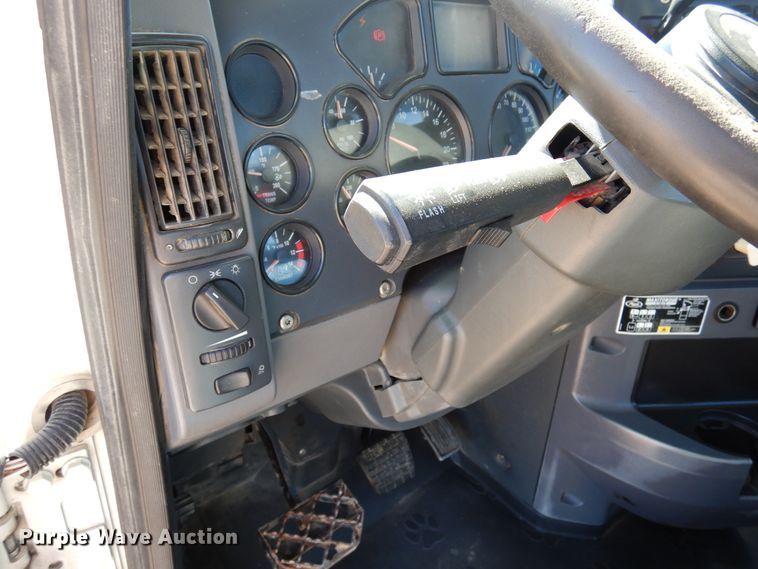 image for item DJ0807 2013 Mack CHU613  semi truck