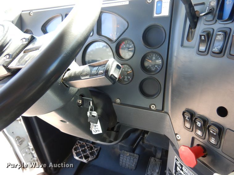 image for item DJ0807 2013 Mack CHU613  semi truck