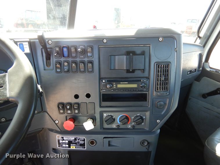 image for item DJ0807 2013 Mack CHU613  semi truck