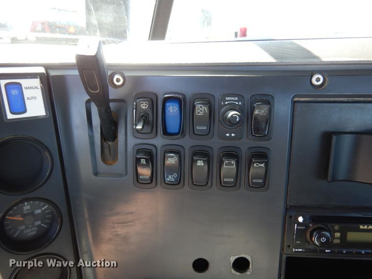 image for item DJ0807 2013 Mack CHU613  semi truck