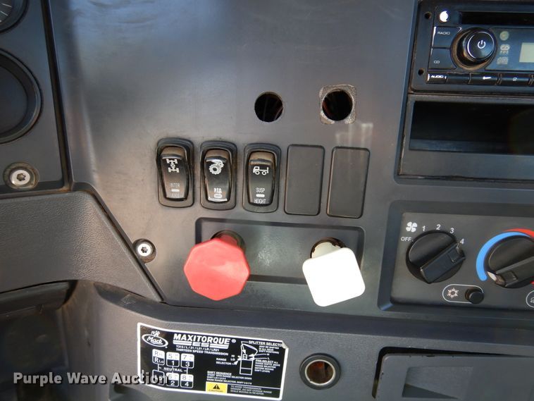 image for item DJ0807 2013 Mack CHU613  semi truck