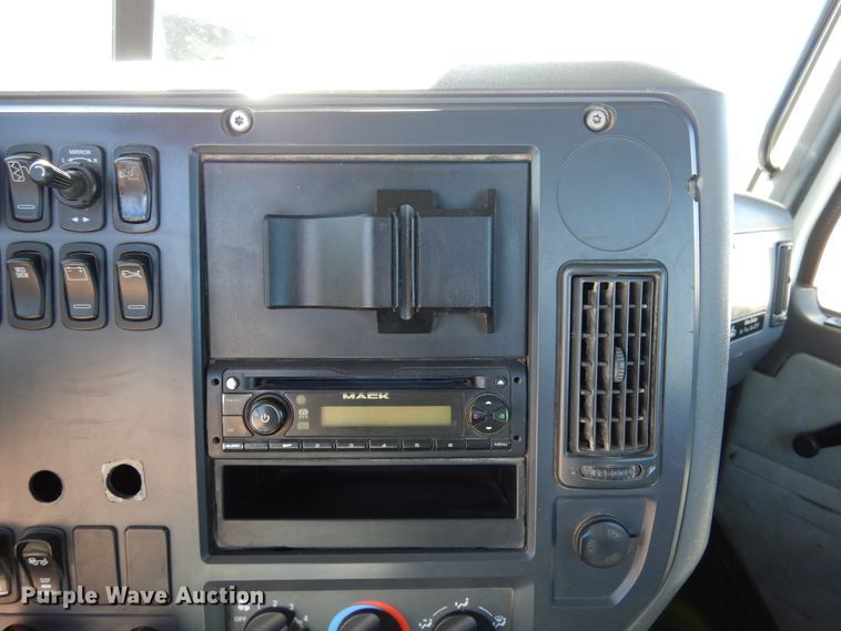 image for item DJ0807 2013 Mack CHU613  semi truck