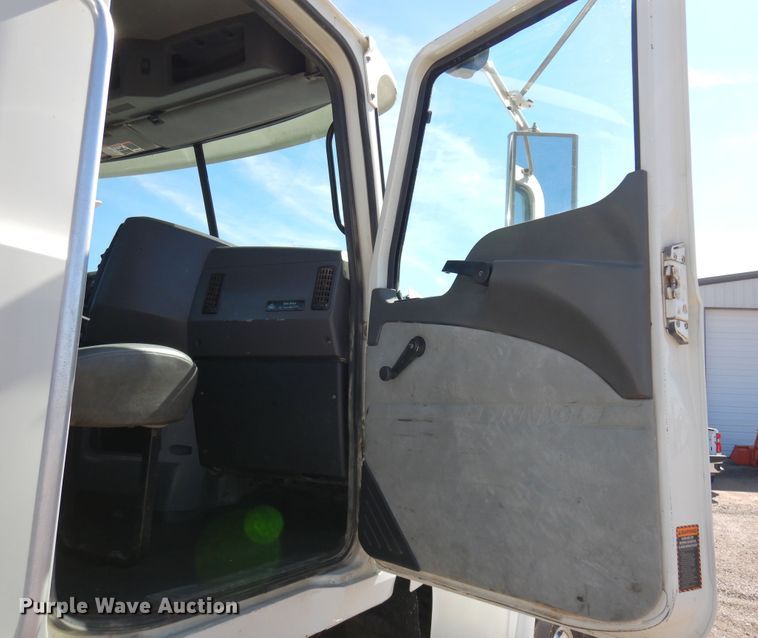 image for item DJ0807 2013 Mack CHU613  semi truck