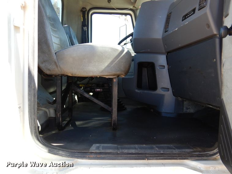 image for item DJ0807 2013 Mack CHU613  semi truck