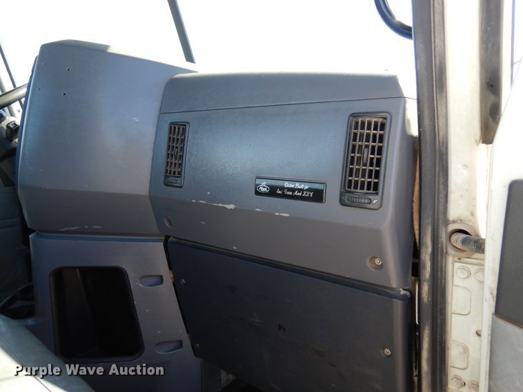 image for item DJ0807 2013 Mack CHU613  semi truck