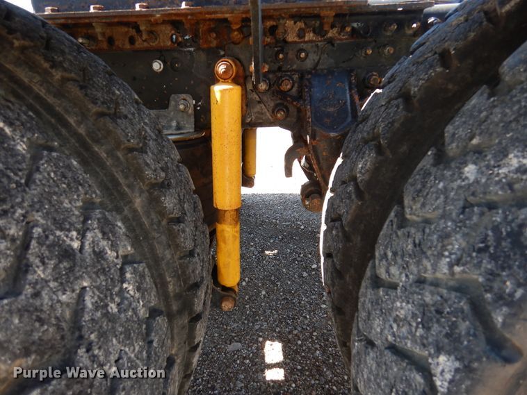 image for item DJ0807 2013 Mack CHU613  semi truck