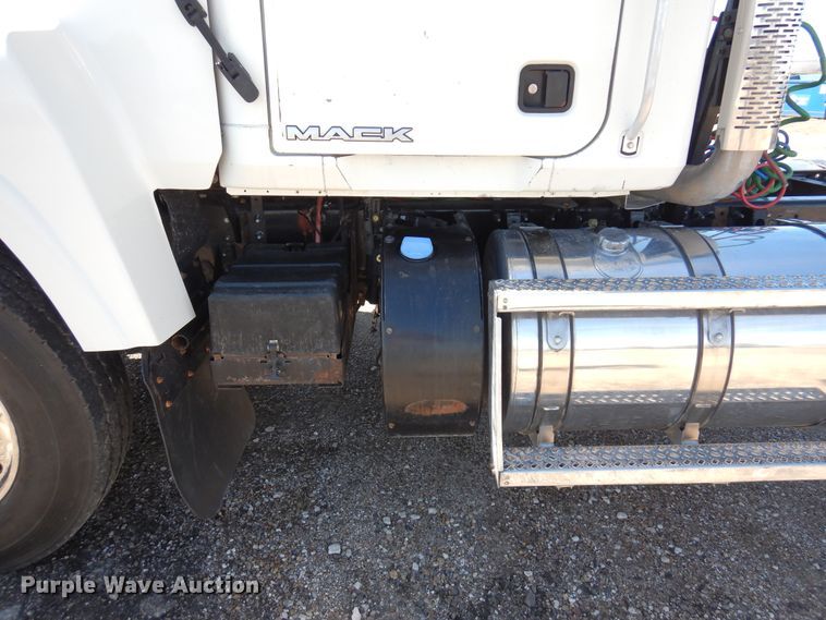 image for item DJ0807 2013 Mack CHU613  semi truck