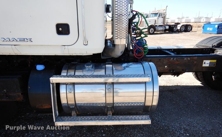 image for item DJ0807 2013 Mack CHU613  semi truck