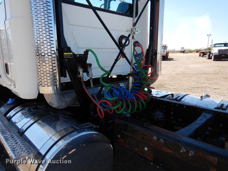 image for item DJ0807 2013 Mack CHU613  semi truck