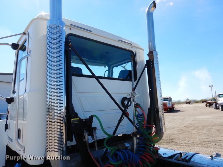 image for item DJ0807 2013 Mack CHU613  semi truck