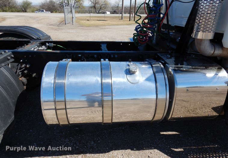 image for item DJ0807 2013 Mack CHU613  semi truck