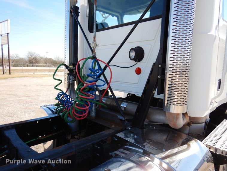 image for item DJ0807 2013 Mack CHU613  semi truck