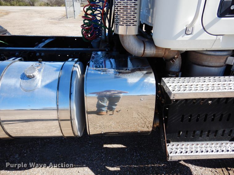 image for item DJ0807 2013 Mack CHU613  semi truck