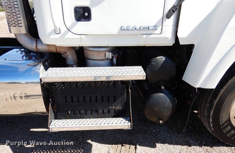 image for item DJ0807 2013 Mack CHU613  semi truck