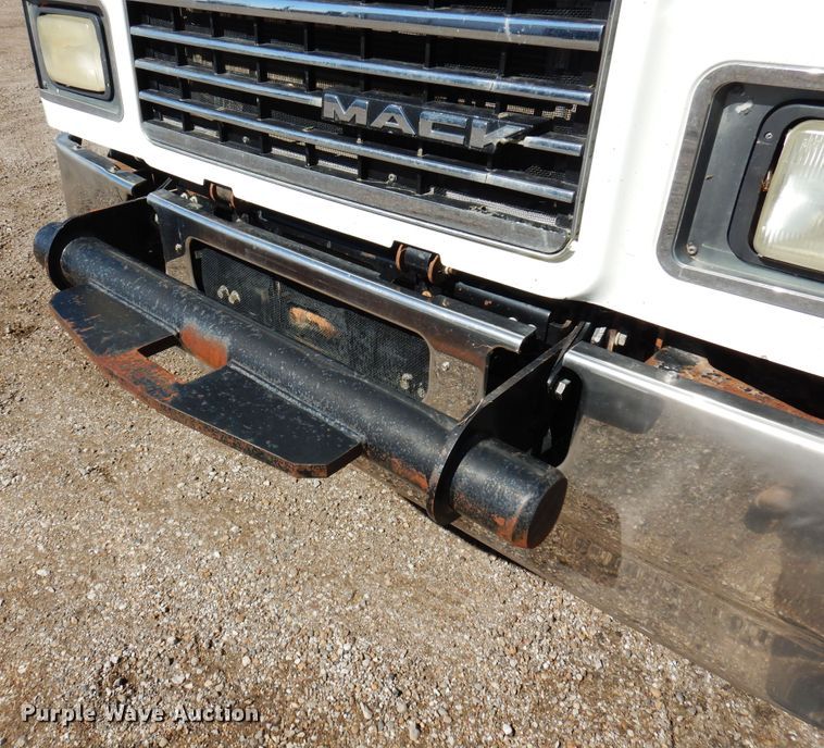 image for item DJ0807 2013 Mack CHU613  semi truck