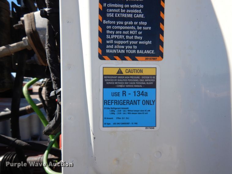 image for item DJ0807 2013 Mack CHU613  semi truck