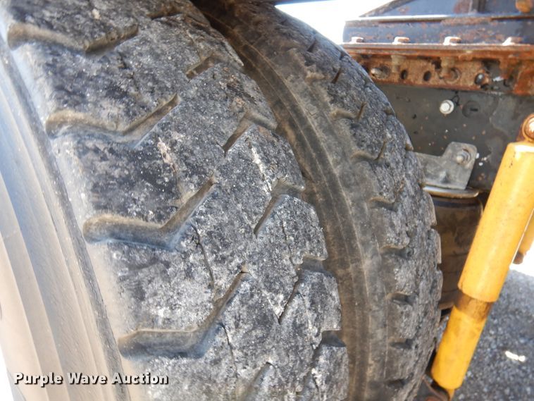 image for item DJ0807 2013 Mack CHU613  semi truck