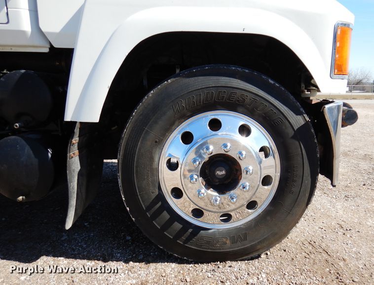 image for item DJ0807 2013 Mack CHU613  semi truck