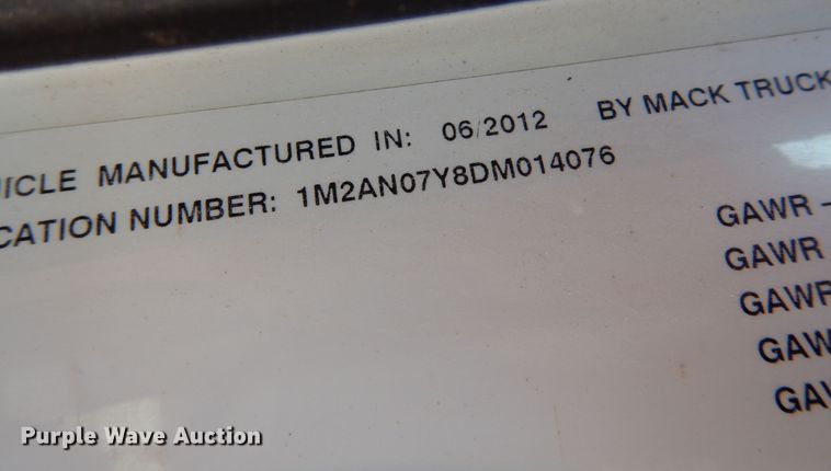 image for item DJ0807 2013 Mack CHU613  semi truck