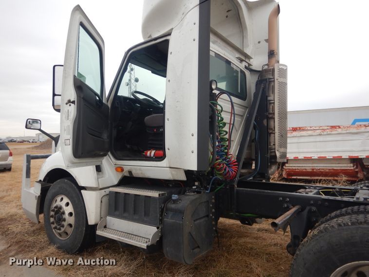 image for item DJ1251 2018 International LT62F  semi truck