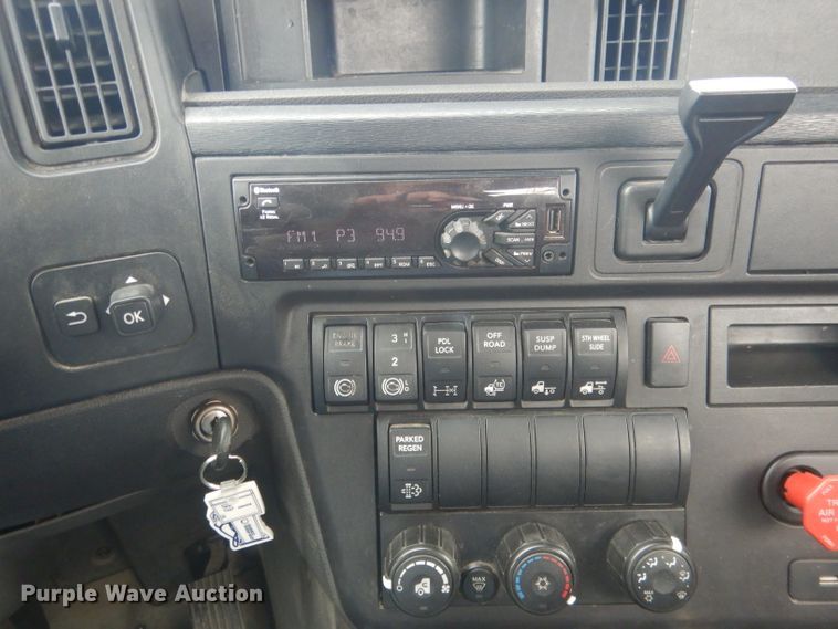 image for item DJ1251 2018 International LT62F  semi truck