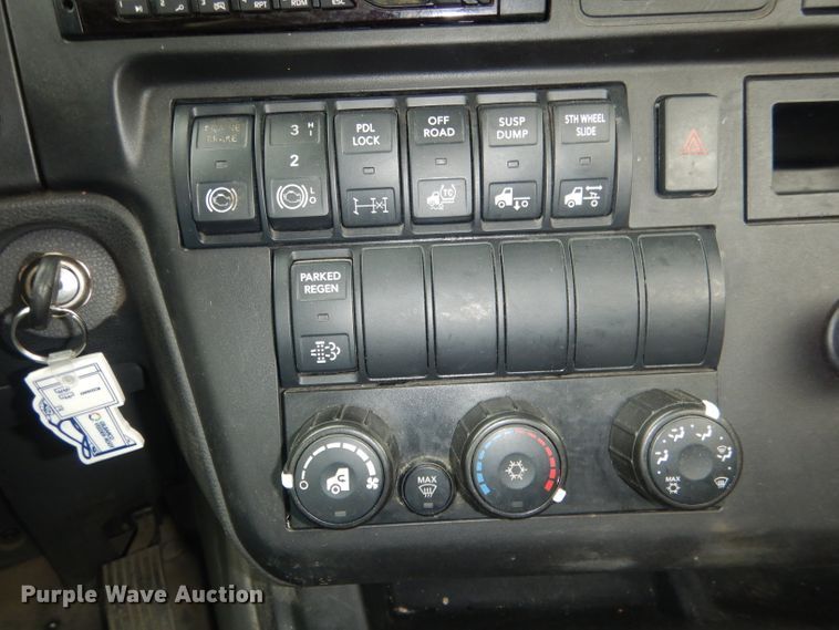 image for item DJ1251 2018 International LT62F  semi truck