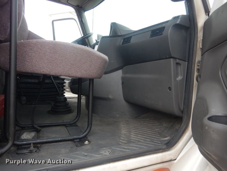 image for item DJ1251 2018 International LT62F  semi truck