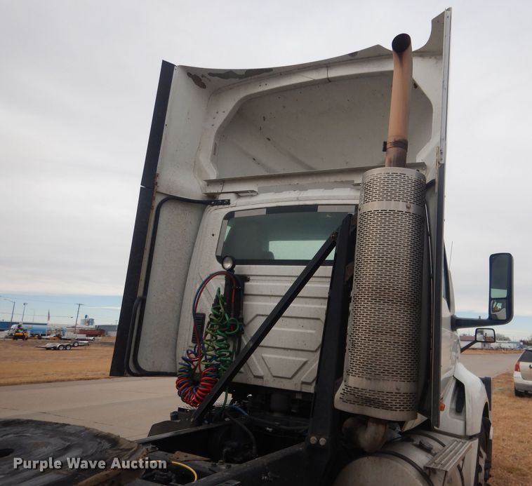 image for item DJ1251 2018 International LT62F  semi truck