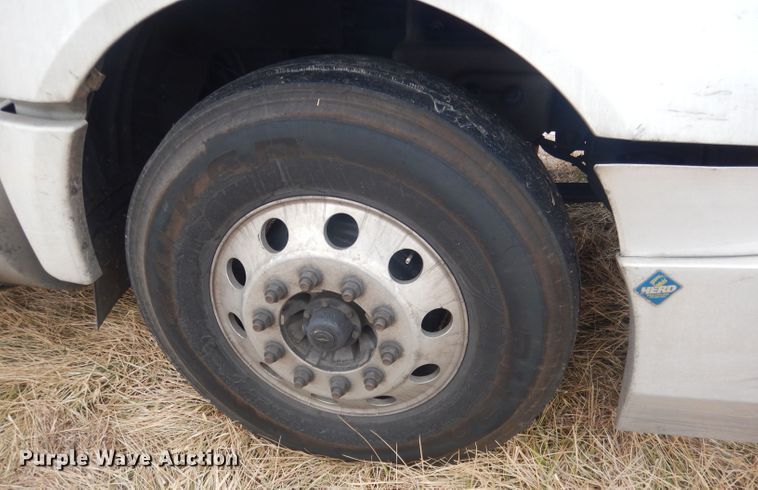 image for item DJ1251 2018 International LT62F  semi truck