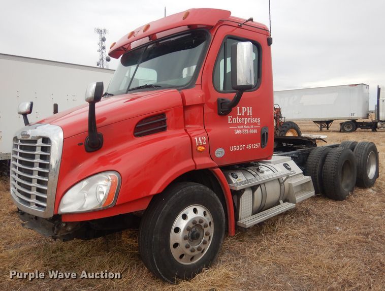 image for item DJ1252 2016 Freightliner Cascadia 113  semi truck