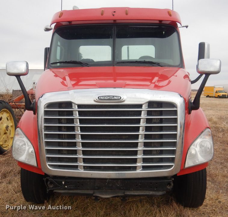 image for item DJ1252 2016 Freightliner Cascadia 113  semi truck