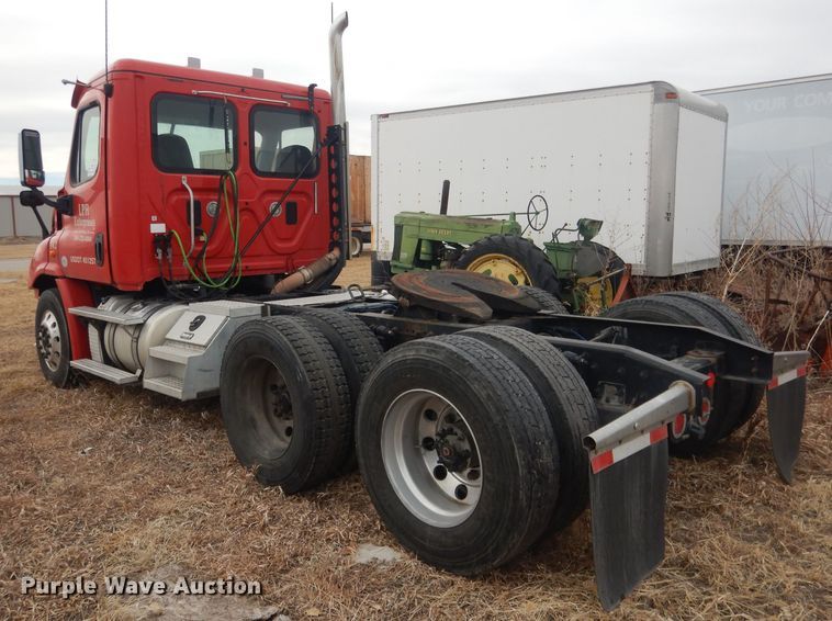 image for item DJ1252 2016 Freightliner Cascadia 113  semi truck