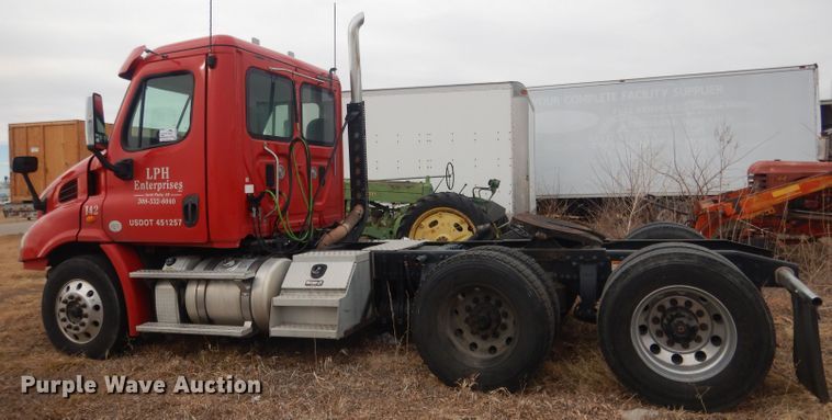 image for item DJ1252 2016 Freightliner Cascadia 113  semi truck